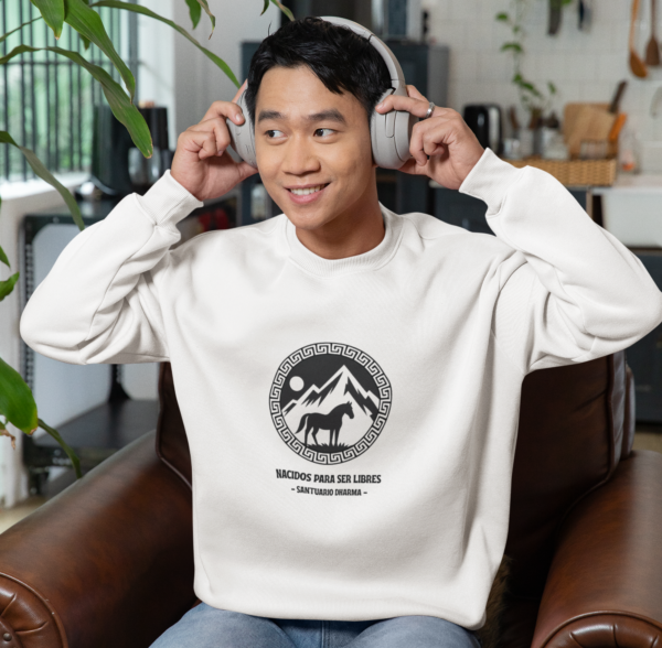 Sudadera solidaria del Santuario Dharma en color claro, con diseño en vinilo negro. Imagen orientativa, el color y modelo pueden variar.